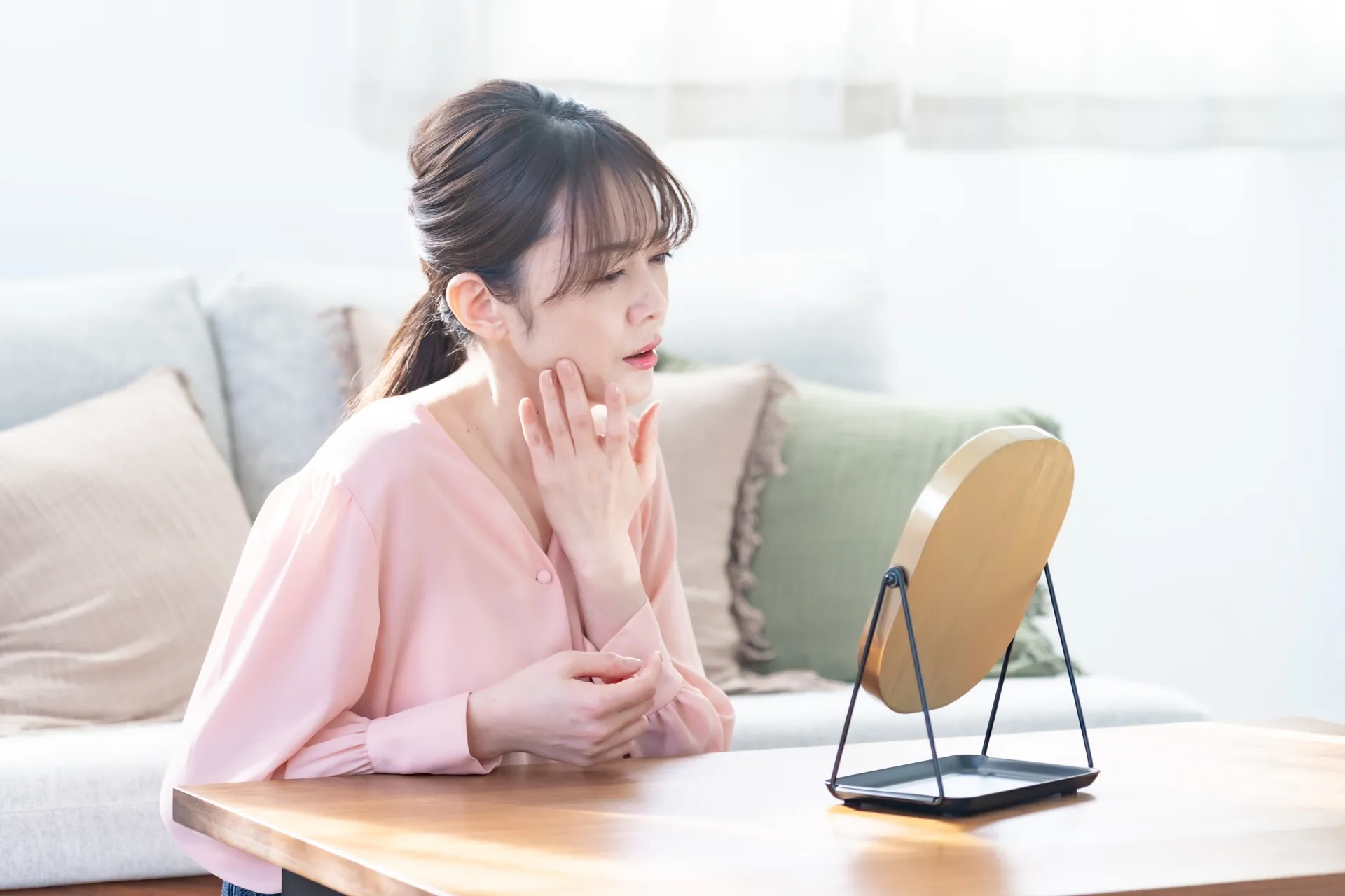 顔がどんより見える理由は？疲れて見える原因と印象の違いを解説